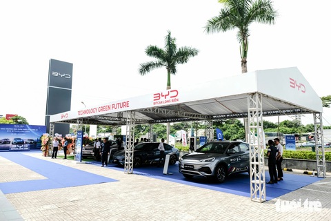 Đại lý BYD chơi trội, cho chủ xe sạc miễn phí đến hết năm 2024- Ảnh 1. Khu vực trạm sạc tại showroom BYD Bitcar Long Biên - Ảnh: DUY KHÁNH