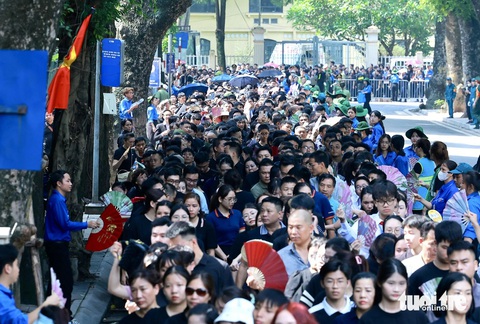 'Đọc' hy vọng và thao thức trong dòng người- Ảnh 1. Dòng người xếp hàng chờ vào Nhà tang lễ Quốc gia viếng Tổng Bí thư Nguyễn Phú Trọng - Ảnh: NGUYỄN KHÁNH