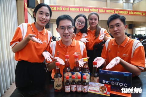 Thú vị ý tưởng khởi nghiệp từ tre, nước mắm, bẹ cây chuối của bạn trẻ- Ảnh 3. Ý tưởng phân phối nước mắm truyền thống của nhóm Ba Được thu về hàng chục triệu đồng doanh thu mỗi tháng
