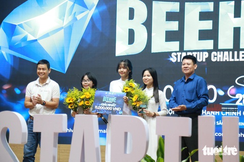 Thú vị ý tưởng khởi nghiệp từ tre, nước mắm, bẹ cây chuối của bạn trẻ- Ảnh 4. Nhóm LC2 - học sinh Trường THPT Liên Chiểu (Đà Nẵng) đoạt giải nhất cuộc thi với ý tưởng chế tạo nhựa phân hủy sinh học chiết xuất từ bẹ cây chuối