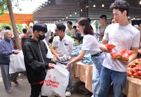 Tặng quà cho các hoàn cảnh bị ảnh hưởng bởi HIV/AIDS - Ảnh: BTC Đoàn lô tô Sài Gòn Tân Thời và nhiều nghệ sĩ tiếp bước đến trường cho trẻ ảnh hưởng bởi HIV/AIDS- Ảnh 1.