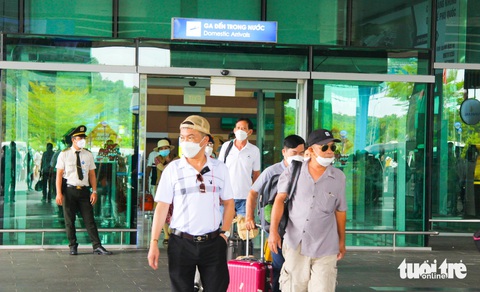 Phú Quốc khuyến mãi du lịch cho dân trong tỉnh, tìm cách khai thác sản phẩm bay đêm- Ảnh 1. Khách du lịch đến sân bay Phú Quốc - Ảnh: CHÍ CÔNG