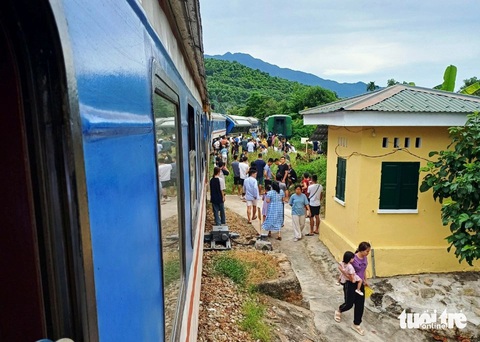 Tàu SE11 trật bánh ở Huế, đường sắt Bắc Nam tạm thời tê liệt- Ảnh 3. Nhiều hành khách xuống tàu theo dõi sự việc - Ảnh: B.B.DŨNG