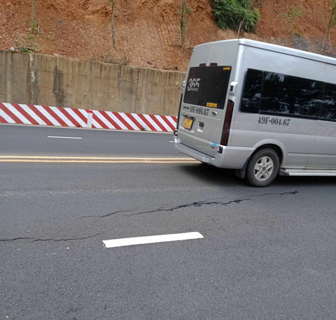 Sau đợt mưa dài, đường đèo Prenn Đà Lạt xuất hiện vết nứt- Ảnh 3. Chiều dài vết nứt trên đường đèo Prenn Đà Lạt khoảng 20m - Ảnh: L.A