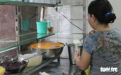 Độc đáo hương vị xôi xiêm bán hơn 40 năm ở khu Chợ Lớn- Ảnh 6. Xưa nay quán chị Ngọc Yến chỉ bán cho khách quen tại khu vực, sau này nhờ xuất hiện trên YouTube, TikTok mà ngày càng đông người đến thưởng thức - Ảnh: TÔ CƯỜNG