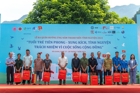 Bà con Hà Giang được khám bệnh, phát thuốc miễn phí dịp 27-7- Ảnh 2. Tặng quà cho các gia đình chính sách, người có công với cách mạng và các gia đình có hoàn cảnh khó khăn - Ảnh: P.Đ.