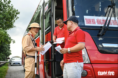 Bộ Công an đề xuất 189 hành vi, nhóm hành vi bị trừ điểm bằng lái- Ảnh 1. Cảnh sát giao thông kiểm tra giấy tờ của người lái xe - Ảnh: HỒNG QUANG
