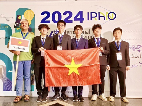 Hai nam sinh Bắc Giang đoạt huy chương vàng Olympic vật lý quốc tế 2024- Ảnh 1. Đội tuyển Việt Nam dự thi Olympic vật lý quốc tế năm 2024 - Ảnh: MOET
