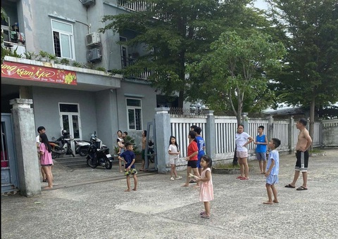 Động đất mạnh 5 độ ở Kon Tum là do 'động đất kích thích'- Ảnh 2. Nhiều người ở khu tập thể quân đội 88B Nguyễn Chánh, Đà Nẵng rời khỏi tòa nhà chạy xuống đường sau khi cảm nhận rung lắc - Ảnh: Chị Nguyễn Thị Nhung cung cấp