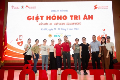 Giọt hồng tri ân - Viện huyết học và truyền máu trung ương - Ảnh: BVCC Tập thể người dân xã Xuân Quan (Hưng Yên) cùng tham gia hiến máu tại Viện Huyết học - truyền máu trung ương - Ảnh: Bệnh viện cung cấp