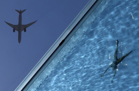 Góc ảnh ghi lại khoảnh khắc thú vị khi một người đang bơi trong bể bơi trong suốt Embassy Gardens Sky Pool Tin tức thế giới 28-7: Bà Harris thừa nhận tranh cử còn yếu; Tàu chiến Nga đến Cuba lần 2- Ảnh 5.