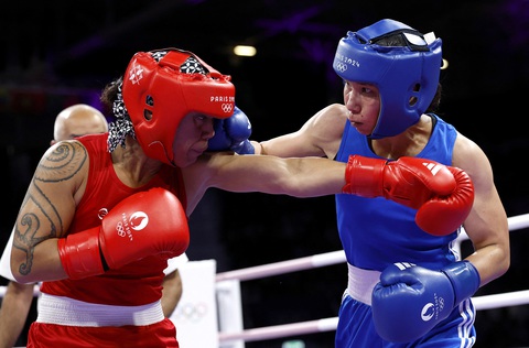 Xạ thủ Thu Vinh nhắm tìm huy chương Olympic- Ảnh 4. Võ sĩ Hà Thị Linh (áo xanh) giành chiến thắng ở ngày thi đấu 27-7 - Ảnh: REUTERS
