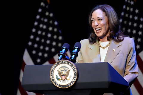 Ông Trump và bà Harris và cuộc 'chạy nước rút' giờ chót- Ảnh 2. Bà Harris phát biểu tại sự kiện vận động tranh cử ở bang Massachusetts ngày 27-7 - Ảnh: REUTERS