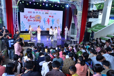 Đoàn lô tô Sài Gòn Tân Thời khuấy động chương trình với màn chơi lô tô Đoàn lô tô Sài Gòn Tân Thời và nhiều nghệ sĩ tiếp bước đến trường cho trẻ ảnh hưởng bởi HIV/AIDS- Ảnh 3.