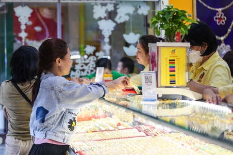 Người dân mua bán vàng tại TP.HCM - Ảnh: PHƯƠNG QUYÊN Tin tức sáng 29-7: Giá giống sầu riêng tăng gấp đôi; Sốt xuất huyết tại Hà Nội, TP.HCM tăng- Ảnh 4.