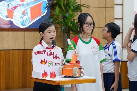Mùa hè số ‘biến’ ý tưởng thành sản phẩm có ích của sinh viên Cần Thơ- Ảnh 2. Nhóm học sinh cấp THCS của Cần Thơ thuyết trình về dự án robot cứu hỏa - Ảnh: LAN NGỌC