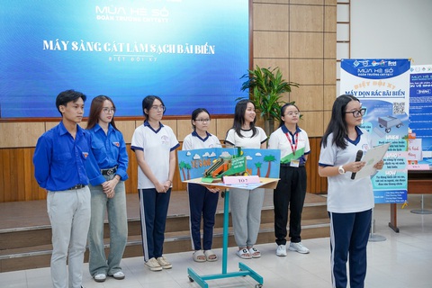 Mùa hè số ‘biến’ ý tưởng thành sản phẩm có ích của sinh viên Cần Thơ- Ảnh 3. Nhóm bạn trẻ Cần Thơ với ý tưởng độc đáo máy sàng cát làm sạch bãi biển bằng năng lượng mặt trời - Ảnh: LAN NGỌC