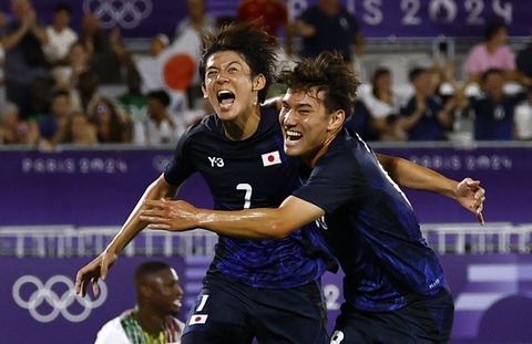 Tuyển Olympic Tây Ban Nha và Nhật Bản giành vé vào tứ kết- Ảnh 3. Rihito Yamamoto (7) vui khôn xiết với bàn thắng đầu tiên của mình, đồng đội Kein Sato chia sẻ cùng anh - Ảnh: REUTERS