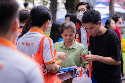 Thí sinh tiếp tục xét tuyển học bạ, săn học bổng 50% học phí HUFLIT- Ảnh 1. Nhiều phụ huynh và thí sinh tìm hiểu thông tin và đăng ký nguyện vọng cùng HUFLIT tại Ngày hội Tư vấn tuyển sinh - hướng nghiệp 2024