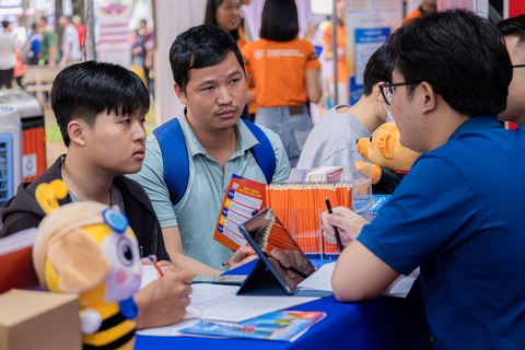 Thí sinh tiếp tục xét tuyển học bạ, săn học bổng 50% học phí HUFLIT- Ảnh 2. Không chỉ thí sinh, nhiều phụ huynh cũng phân vân khi cùng con đăng ký, sắp xếp nguyện vọng đại học