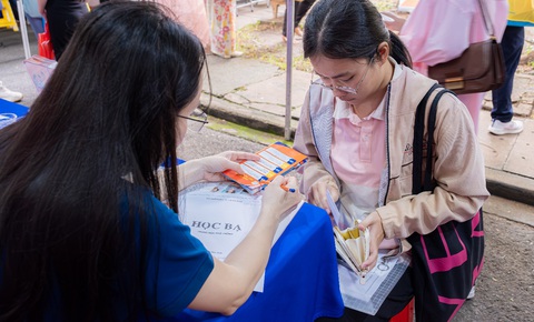 Thí sinh tiếp tục xét tuyển học bạ, săn học bổng 50% học phí HUFLIT- Ảnh 3. Thí sinh xét học bạ THPT tại ngày hội để gia tăng cơ hội đậu đại học