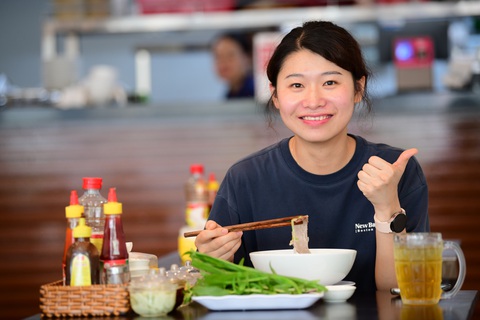 Nếu ở Việt Nam, tôi sẽ không đi ăn món Hàn- Ảnh 3. Khách Hàn Quốc ăn phở của quán Phở Sung ở quận 7 (TP.HCM) vào sáng 27-7 - Ảnh: Q.ĐỊNH