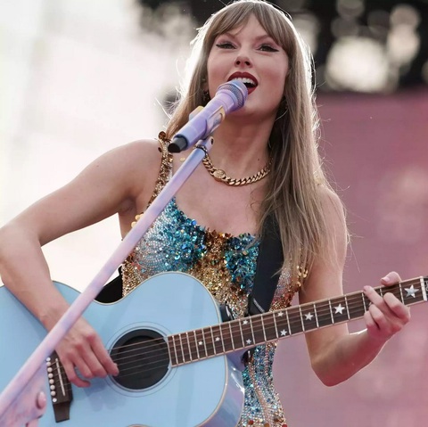 Hàng chục nghìn khán giả phủ kín ngọn đồi để 'xem chùa' Taylor Swift diễn- Ảnh 4. Tại buổi hòa nhạc, Taylor Swift khiến người hâm mộ phấn khích với màn biểu diễn guitar Fresh out the slammer - một trong những bất ngờ tại Eras Tour - kết hợp với bản hit You are in love