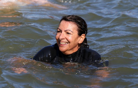 Sông Seine bẩn, VĐV 3 môn phối hợp không có chỗ tập luyện- Ảnh 1. Thị trưởng Paris Anne Hidalgo bơi trên sông Seine trước khi Olympic diễn ra để chứng minh nước sông sạch - Ảnh: GETTY IMAGES