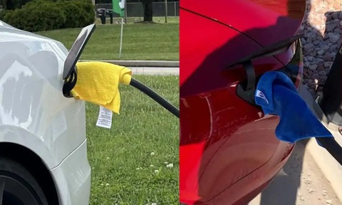 Người dùng Tesla lấy khăn ướt bọc đầu sạc, hãng cảnh báo... sau 2 tháng- Ảnh 3. Việc lấy khăn ướt che đầu sạc cũng giúp làm giảm nhiệt độ trang bị này trong những ngày nắng nóng. Nhưng việc đưa nước vào gần nguồn điện tạo ra rủi ro lớn không cần thiết - Ảnh: InsideEVs