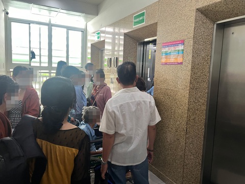 Đi thang máy mạnh ai nấy chen, chẳng ai nhường ai- Ảnh 1. Đi thang máy mạnh ai nấy chen, chẳng ai nhường ai- Ảnh 1.