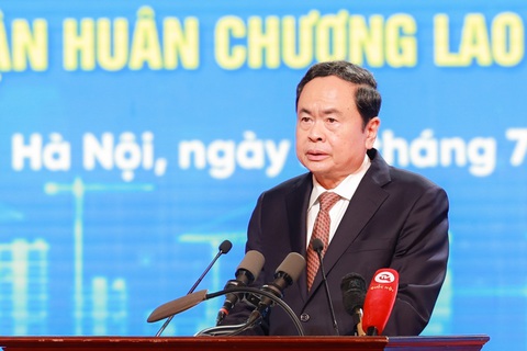Trao Giải thưởng Nguyễn Văn Linh cho 10 cán bộ công đoàn tiêu biểu toàn quốc- Ảnh 1. Ông Trần Thanh Mẫn - ủy viên Bộ Chính trị, chủ tịch Quốc hội - phát biểu tại lễ trao Giải thưởng Nguyễn Văn Linh - Ảnh: HẢI NGUYỄN