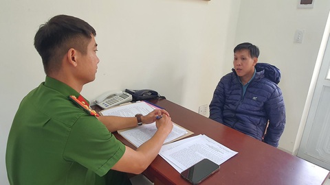 Bình - hung thủ đâm chết chủ nhà vì bị bắt dọn bãi nôn - Ảnh: S.Đ. Công an tạm giữ hình sự Cù Minh Bình - nghi phạm đâm chết chủ nhà vì bị bắt dọn bãi nôn - Ảnh: S.Đ.