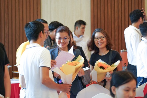 Cư dân, nhà đầu tư Sunrise Riverside dồn dập đón tin nhận nhà và sổ hồng- Ảnh 6. Niềm vui cư dân trong ngày nhận sổ hồng tại Sunrise Riverside