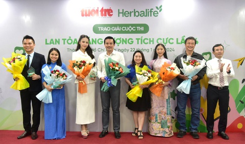 Khởi động hành trình 'Từ trái tim đến trái tim'- Ảnh 2. Khách mời chụp ảnh lưu niệm tại sự kiện trao giải