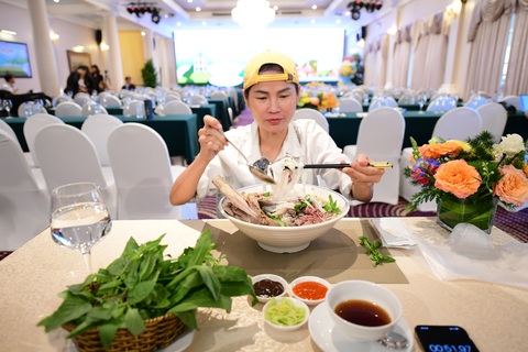 YouTuber Nga Sumo ăn tô phở khổng lồ tại tiệc buffet phở - Ảnh: QUANG ĐỊNH YouTuber Nga Sumo chinh phục tô phở khổng lồ tại tiệc buffet phở 12 món- Ảnh 1.