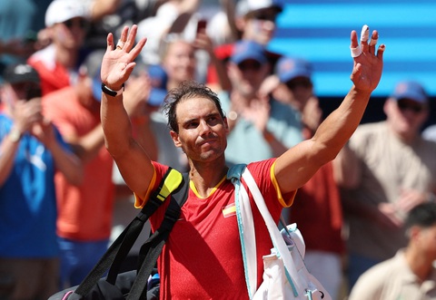 Djokovic hạ gục Nadal, nuôi hy vọng giành vàng Olympic 2024- Ảnh 3. Rafael Nadal (Tây Ban Nha) nhận được tràng pháo tay tri ân từ khán giả - Ảnh: REUTERS