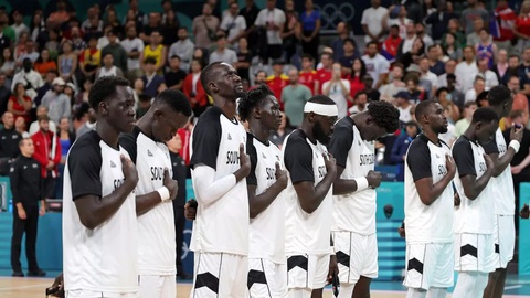 Tuyển bóng rổ Nam Sudan bị phát nhầm quốc ca ở Olympic 2024- Ảnh 1. Các cầu thủ Nam Sudan đã phản ứng khi bị phát sai quốc ca tại Olympic 2024