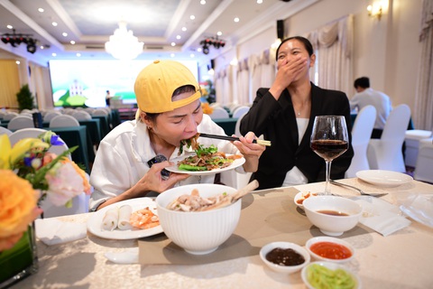 YouTuber Nga Sumo ăn phở xào tại tiệc buffet phở - Ảnh: QUANG ĐỊNH YouTuber Nga Sumo chinh phục tô phở khổng lồ tại tiệc buffet phở 12 món- Ảnh 5.