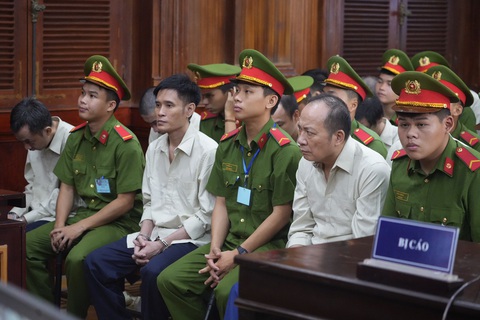 Vì sao các bị cáo trong vụ đăng kiểm phải chịu trách nhiệm chung số tiền nhận hối lộ?- Ảnh 1. Vì sao các bị cáo trong vụ đăng kiểm phải chịu trách nhiệm chung số tiền nhận hối lộ?- Ảnh 1.