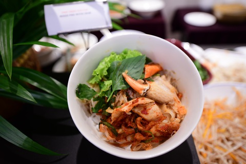 Phở trộn cua cay - Ảnh: QUANG ĐỊNH YouTuber Nga Sumo chinh phục tô phở khổng lồ tại tiệc buffet phở 12 món- Ảnh 7.