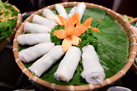 Phở cuốn - Ảnh: QUANG ĐỊNH YouTuber Nga Sumo chinh phục tô phở khổng lồ tại tiệc buffet phở 12 món- Ảnh 8.