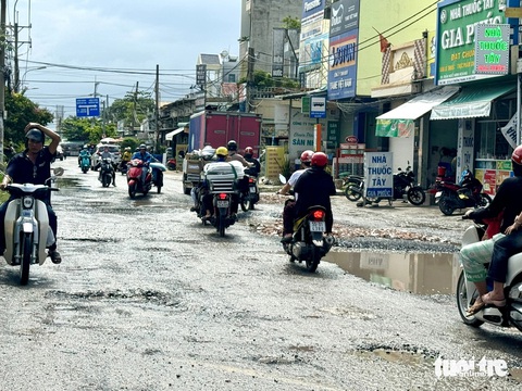 Làm đường Lò Lu, TP Thủ Đức xóa cảnh ổ gà chi chít- Ảnh 1. Một đoạn đường Lò Lu chi chít ổ gà, vũng nước đọng khiến người dân ngán ngẩm mỗi khi qua lại - Ảnh: THU DUNG