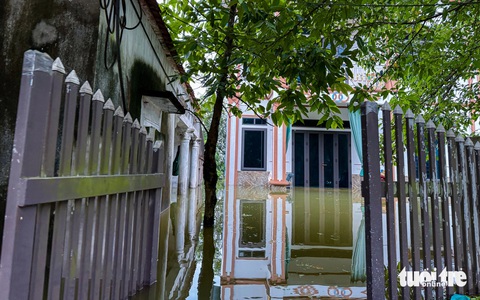 Ngoại thành Hà Nội vẫn ngập sâu trong biển nước, nhiều đường ngập 2 mét- Ảnh 3. Một nhà dân ở thôn Nhân Lý, xã Nam Phương Tiến bị ngập quá nửa cổng