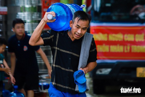 Ngoại thành Hà Nội vẫn ngập sâu trong biển nước, nhiều đường ngập 2 mét- Ảnh 6. Nước sạch được chính quyền địa phương chuyển đến các hộ dân bị ngập sâu để phục vụ nhu cầu ăn uống, sinh hoạt hằng ngày