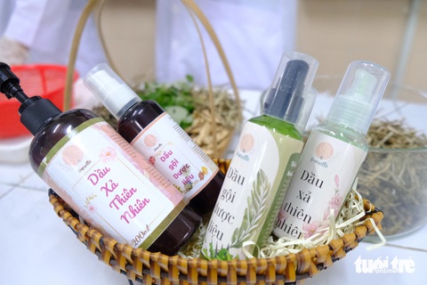 Học trò lớp 11 làm dầu gội, dầu xả từ rau càng cua, bồ kết ngăn rụng tóc- Ảnh 2. Hiện dầu gội có dung tích 330ml, nếu thương mại hóa sẽ có giá 119.000 đồng, dầu xả 300ml giá 99.000 đồng - Ảnh: NGỌC PHƯỢNG