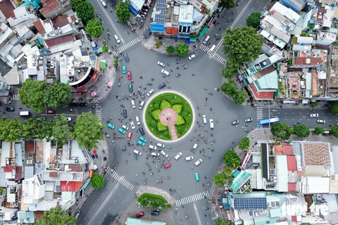 Hiện trạng ngã bảy Điện Biên Phủ, ngã sáu Nguyễn Tri Phương sẽ làm cầu vượt để xóa ùn tắc- Ảnh 1. Ngã bảy Điện Biên Phủ - Lê Hồng Phong, Lý Thái Tổ - Ngô Gia Tự (quận 3, 10) đang được tổ chức giao thông theo dạng vòng xoay - Ảnh: TIẾN QUỐC