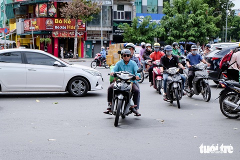 Hiện trạng ngã bảy Điện Biên Phủ, ngã sáu Nguyễn Tri Phương sẽ làm cầu vượt để xóa ùn tắc- Ảnh 3. Tại ngã bảy Điện Biên Phủ, để rẽ sang các đường xung quanh, người dân có khi chạy phải xoay vòng nhiều lần mới rẽ được - Ảnh: PHƯƠNG NHI