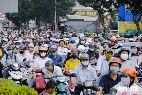 Hiện trạng ngã bảy Điện Biên Phủ, ngã sáu Nguyễn Tri Phương sẽ làm cầu vượt để xóa ùn tắc- Ảnh 6. Kẹt xe giao lộ Nguyễn Oanh - Phan Văn Trị vào giờ cao điểm - Ảnh: TIẾN QUỐC
