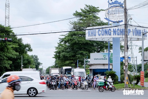 Hiện trạng ngã bảy Điện Biên Phủ, ngã sáu Nguyễn Tri Phương sẽ làm cầu vượt để xóa ùn tắc- Ảnh 8. Đường số 7 dẫn vào Khu công nghiệp Vĩnh Lộc có lượng lớn xe cộ đi lại, đặc biệt là xe tải, container - Ảnh: PHƯƠNG NHI