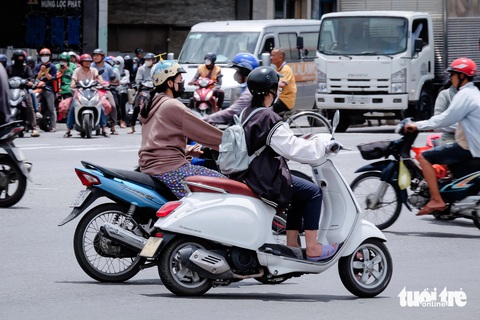 Hiện trạng ngã bảy Điện Biên Phủ, ngã sáu Nguyễn Tri Phương sẽ làm cầu vượt để xóa ùn tắc- Ảnh 9. Dù được bố trí đèn tín hiệu và có cảnh sát giao thông túc trực nhưng việc đi lại tại nút giao quốc lộ 1 - đường số 7 - đường số 18 vẫn hỗn loạn vào giờ cao điểm - Ảnh: PHƯƠNG NHI